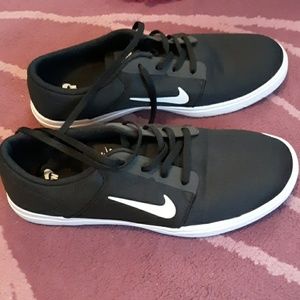 Nike SB black white like new size 9